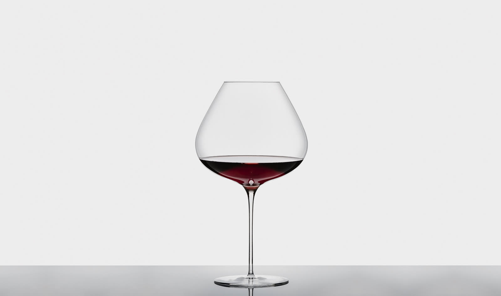 A Sydonios Le Subtil glass with red wine